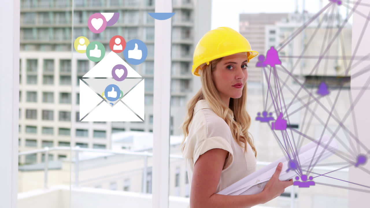 animación de la red de conexiones con íconos sobre arquitecta caucásica en casco duro.