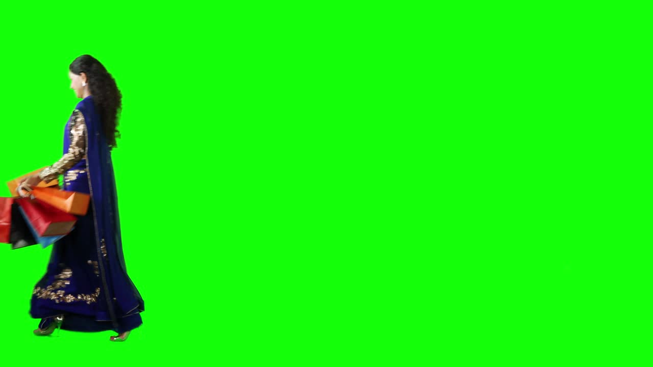 mujer india llevando bolsas de compras en el estudio