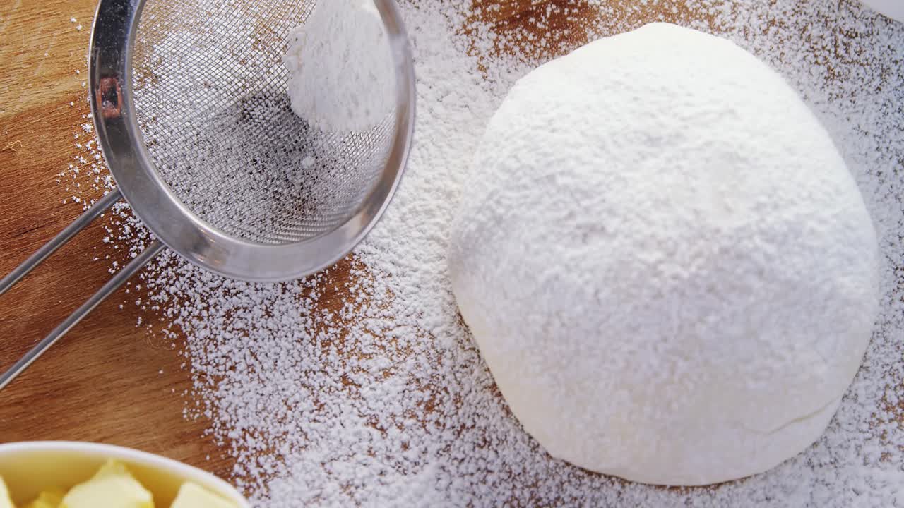 harina rociada sobre la masa 4k