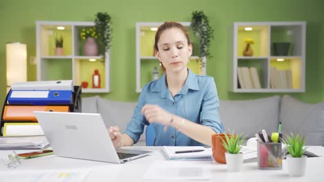 una mujer de negocios enojada se enoja y se deprime.