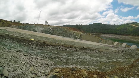 toma a nivel del suelo de una explosión de dinamita limpiando un canal de agua en el proyecto de reconstrucción del aliviadero de la represa de oroville 2