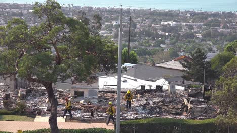 Los-Bomberos-Inspeccionan-Los-Restos-Carbonizados-De-Una-Casa-Tras-El-Incendio-De-Thomas-De-2017-En-El-Condado-De-Ventura,-California