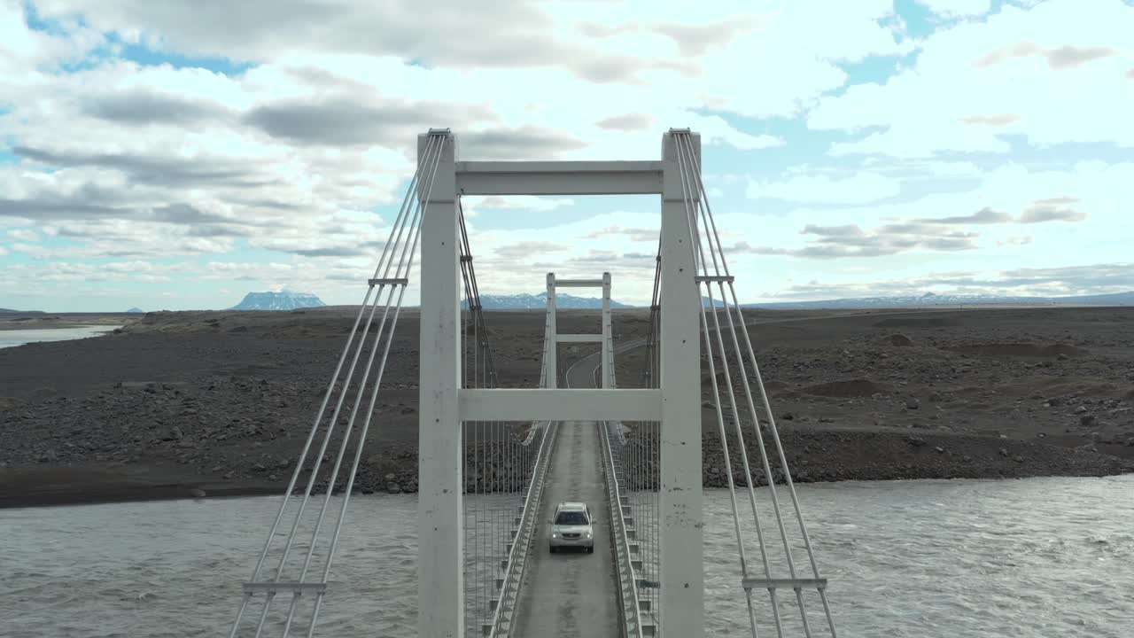 아이슬란드의 빙하 강 위의 단일 차선 다리를 건너는 자동차, 철탑을 통해 비행, 공중