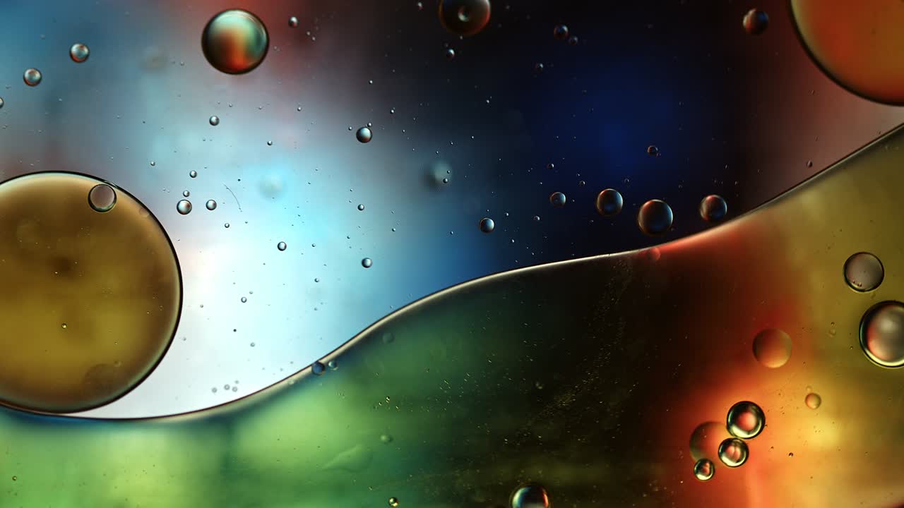 추상적인 다채로운 음식 기름 방울 거품과 구가 흐르고