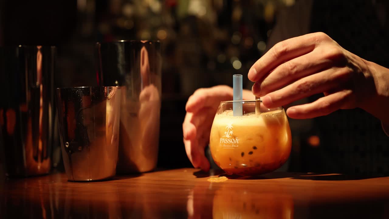 테일을 고 제공하는 바텐더