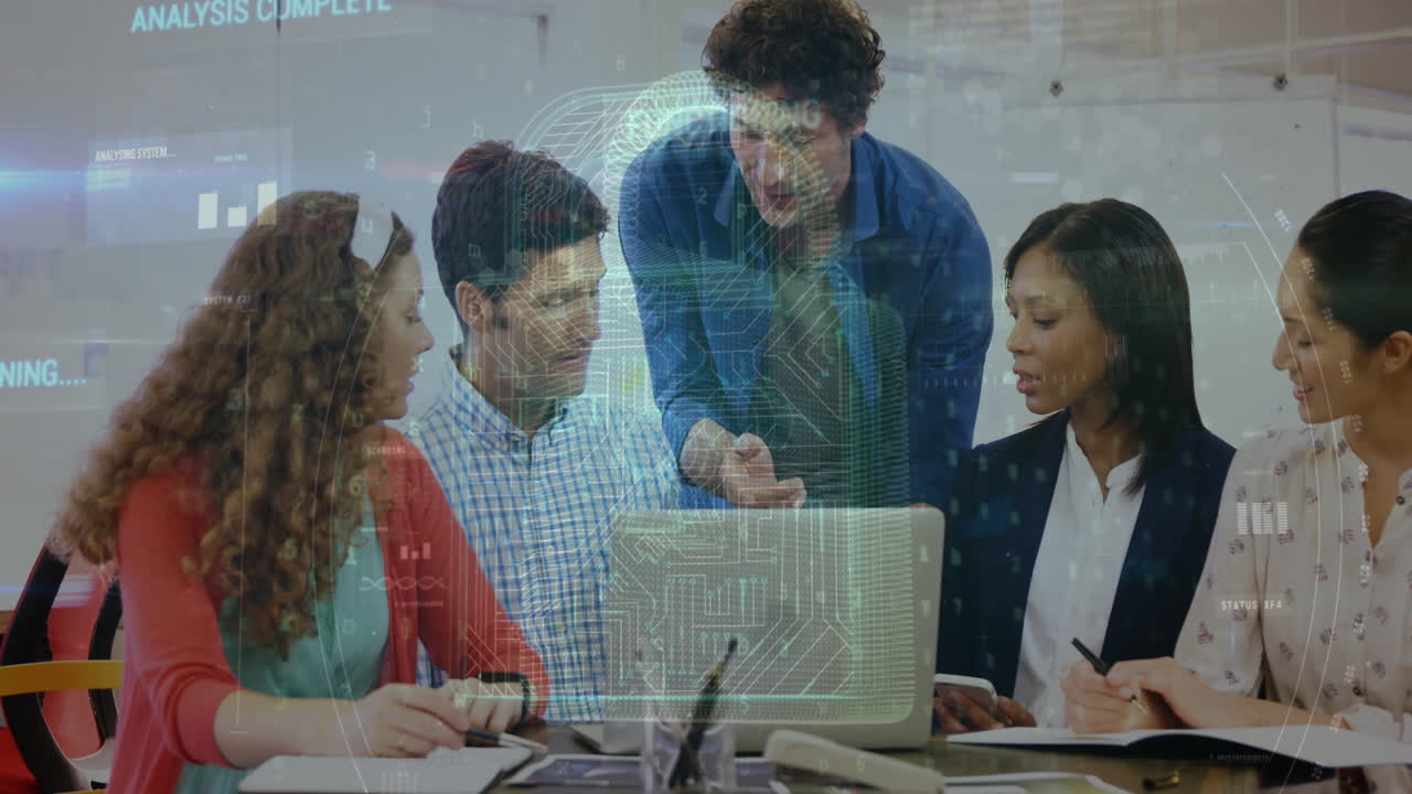 la animación de seguridad cibernética y la discusión en equipo destacan el concepto de tecnología empresarial.