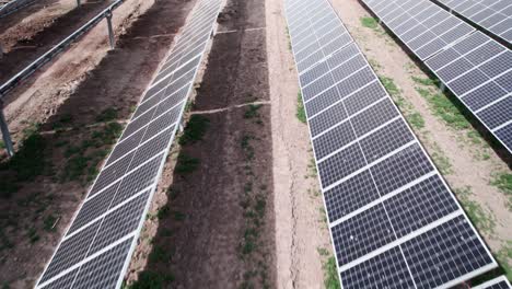 Die-Sonne-Scheint-Auf-Kohlenstoffpositive-Grüne-Solar-Photovoltaik-Paneele,-Elektrische-Energie,-Antenne