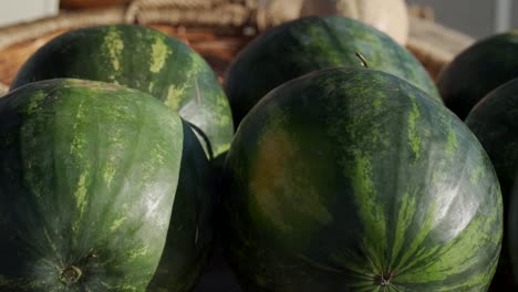 cesta de sandía en el mercado de agricultores.