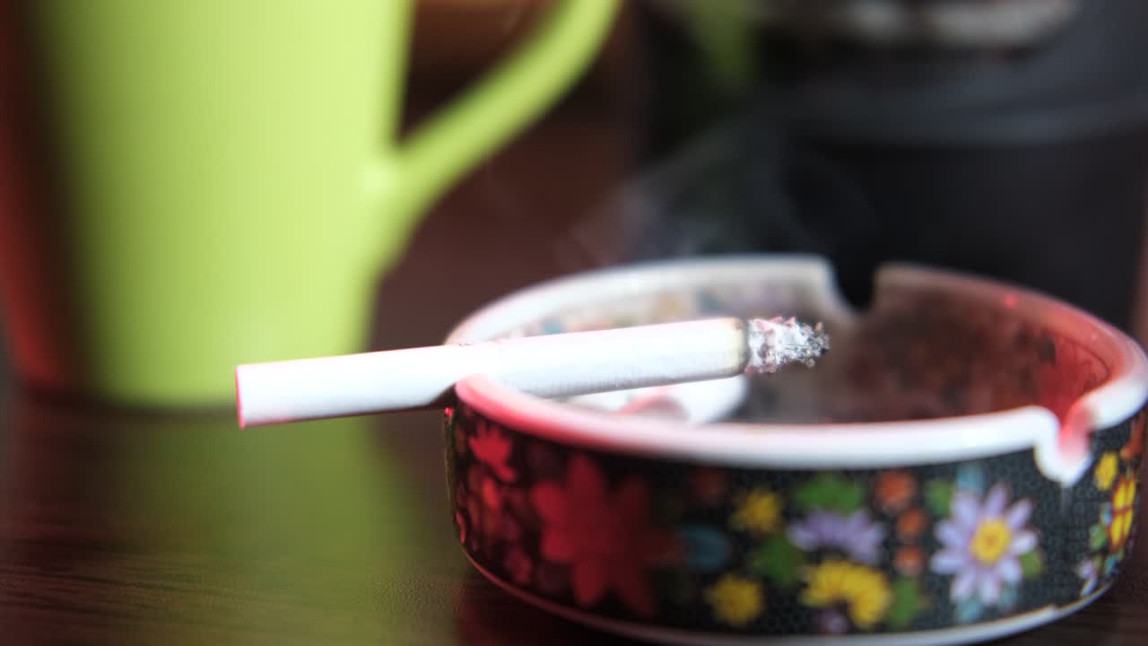 밀접한 담배 연기