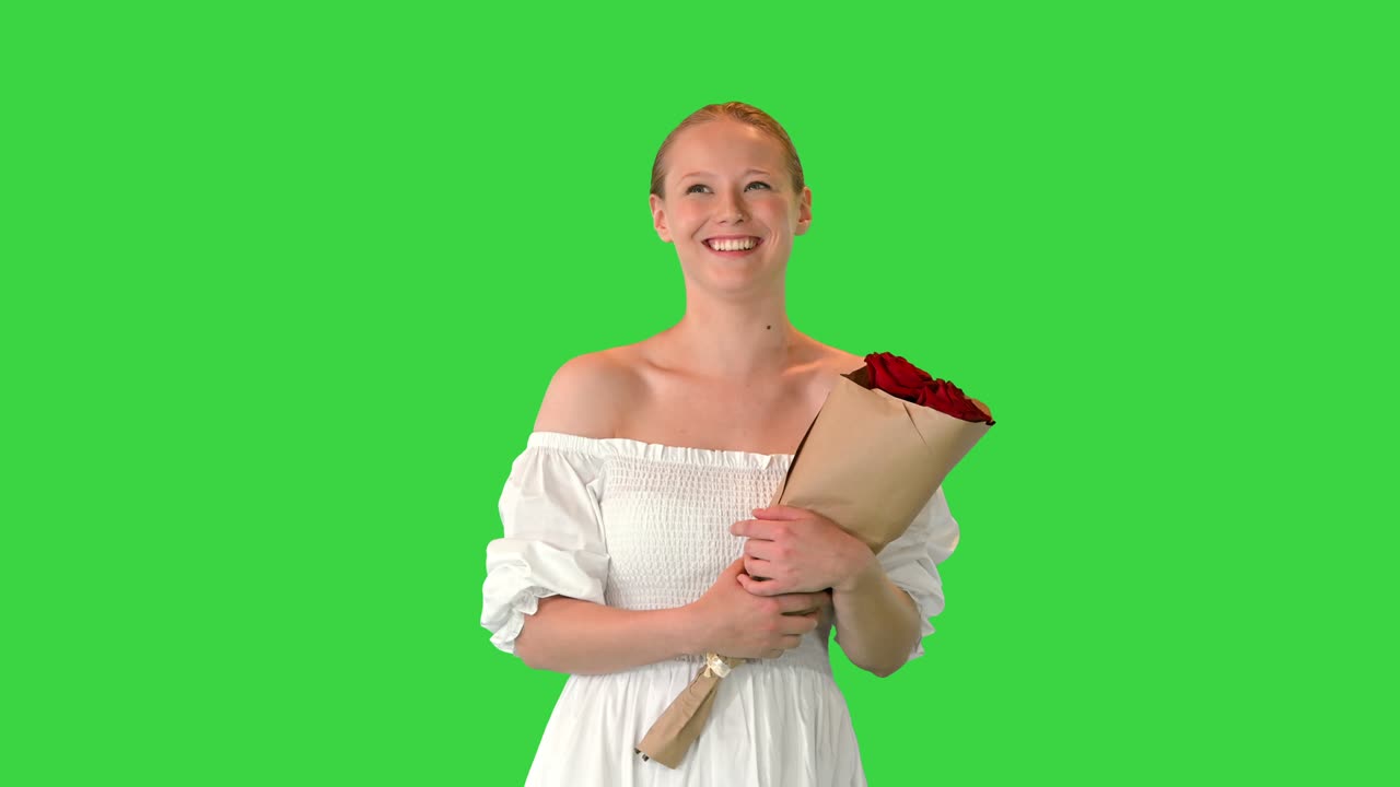Güzel bir buketle yeşil ekranda yürüyen hayalperest genç kız, Chroma Key