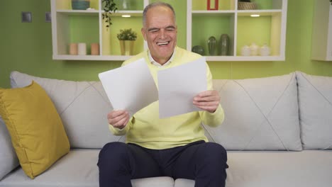 las buenas noticias hacen feliz al viejo.
