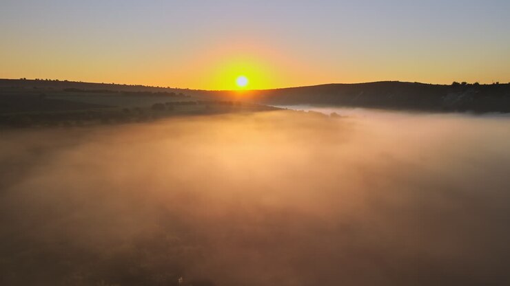 Vista aérea con dron del Viejo Orhei al atardecer. Valle con río y niebla en Moldavia