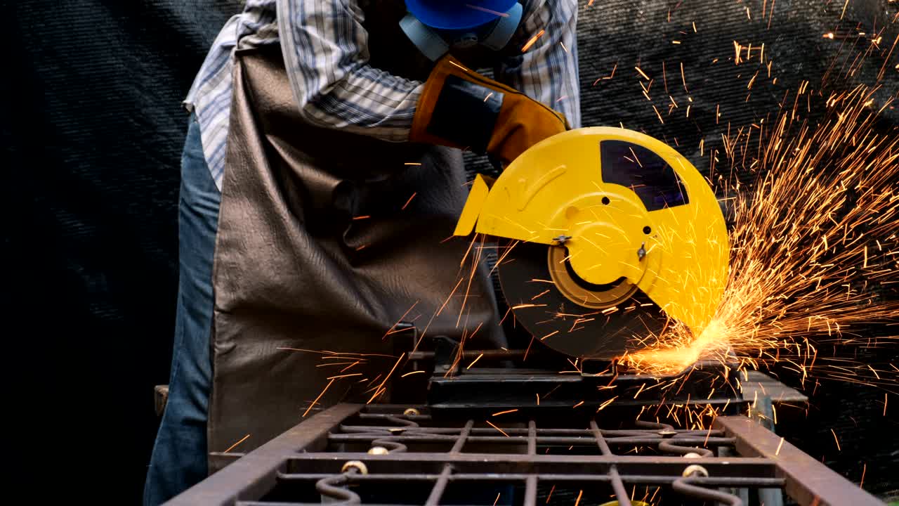 trabajador industrial que utiliza un molinillo eléctrico para cortar.