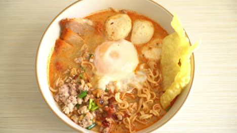 Fideos-Instantáneos-Con-Carne-De-Cerdo-Y-Albóndigas-En-Sopa-Picante-O-Fideos-Tom-Yum-Al-Estilo-Asiático