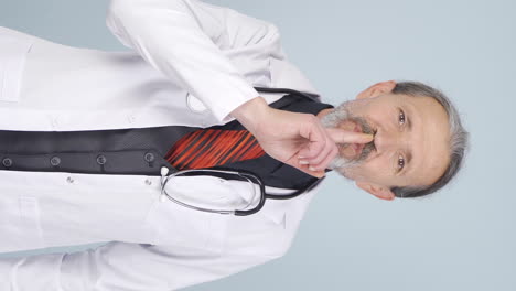 el video vertical del viejo médico pide silencio.