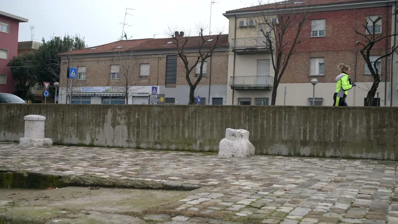 겨울 에 도시 거리 를 고 있는 여자