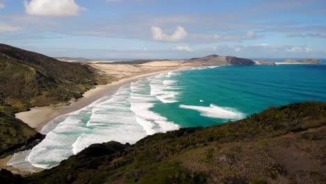 la playa de te werahi y el cabo maría van diemen en verano en el cabo reinga, isla del norte, nueva zelanda