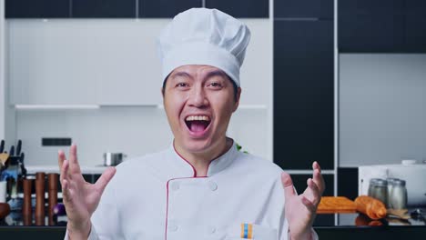 cerca del cocinero asiático sonriendo y diciendo wow mientras está de pie en la cocina de casa