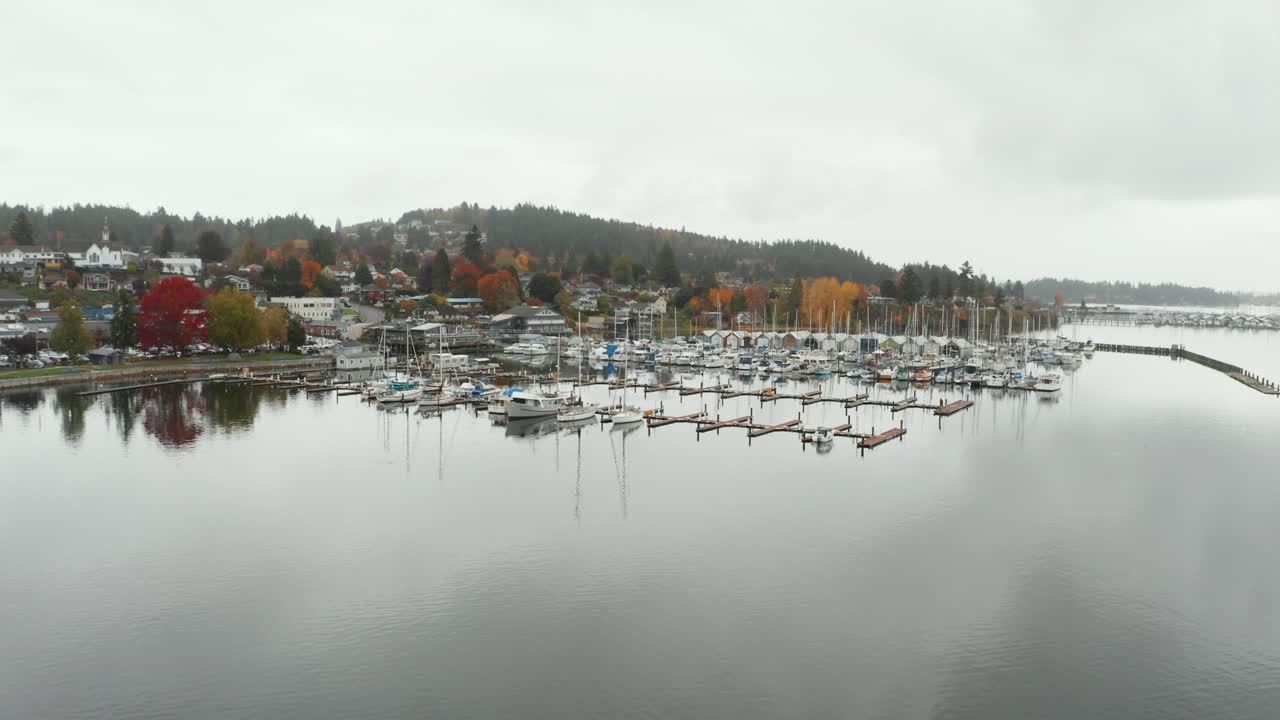barcos en el puerto deportivo de un pueblo costero en washington, ee.uu. en un día nublado