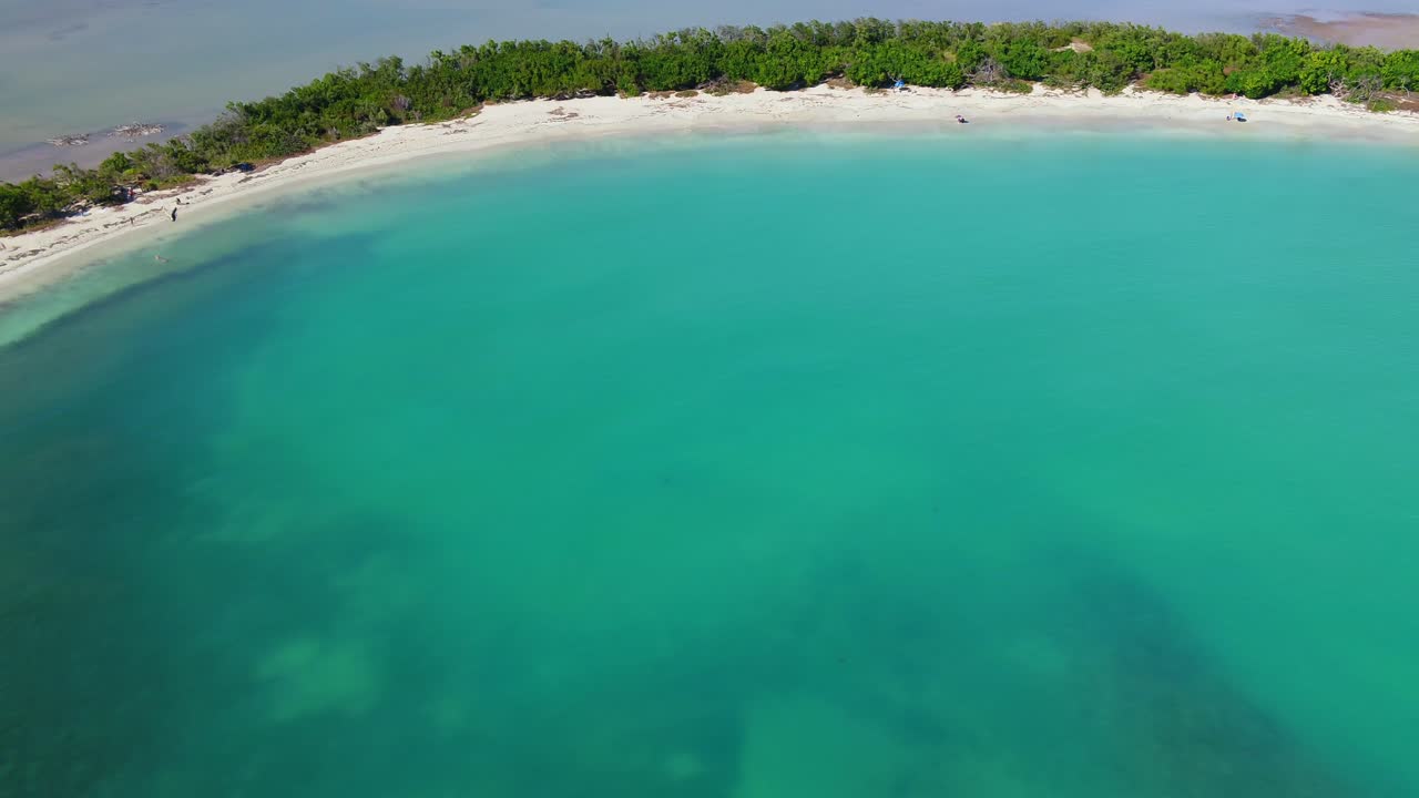 Rantoja suolajärven rannalla Cabo Rojossa, Puerto Ricossa, lähellä Faro Los Morillosia