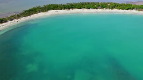 playas a lo largo del lago salado en cabo rojo puerto rico cerca de faro los morillos