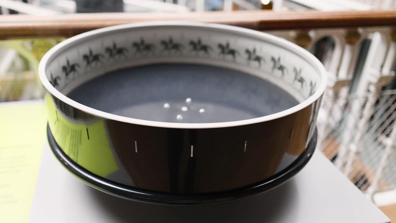 вращающийся зоотроп, показывающий анимационную последовательность лошадей