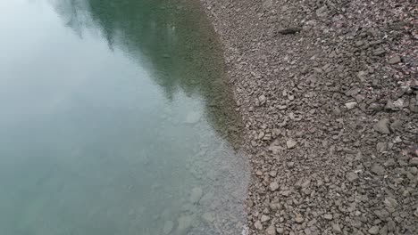 View-of-lake-Klöntalersee-with-clearly-water,-Glarus-Canton,-Switzerland