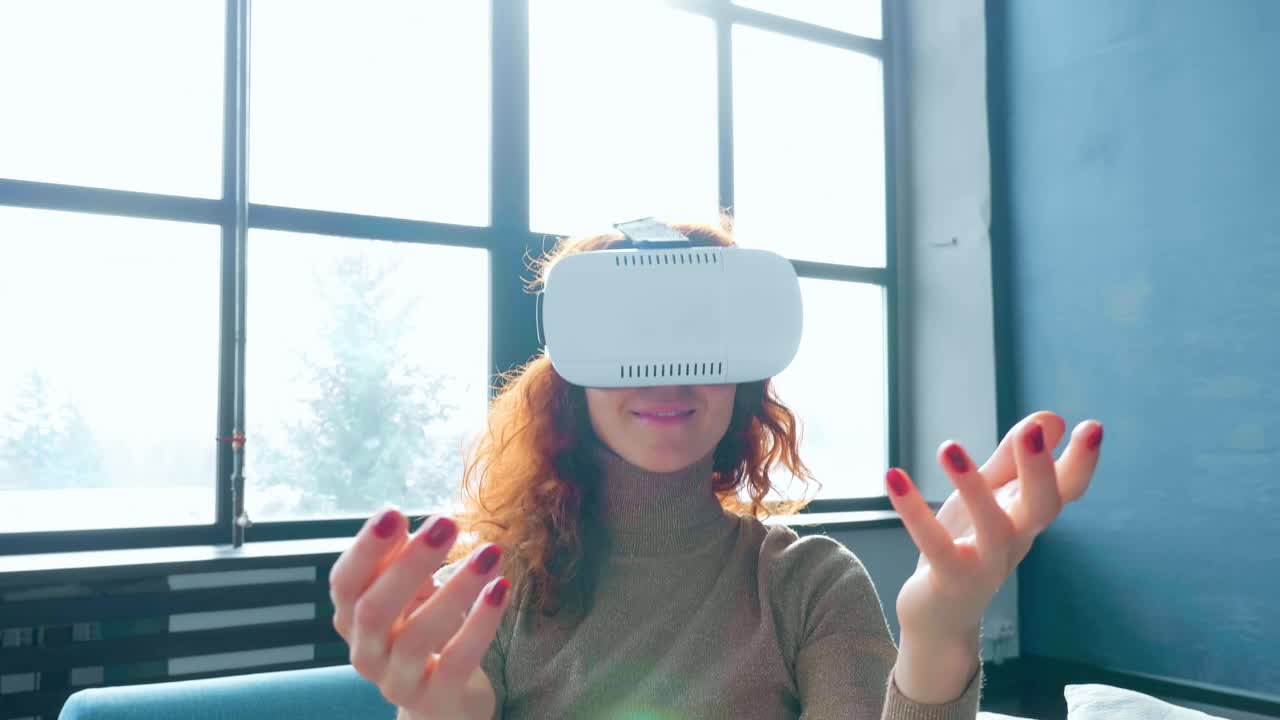 wanita mengalami realitas virtual