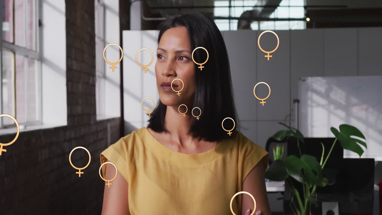 animación de un ícono sexual femenino flotando sobre una mujer de negocios biracial en la oficina