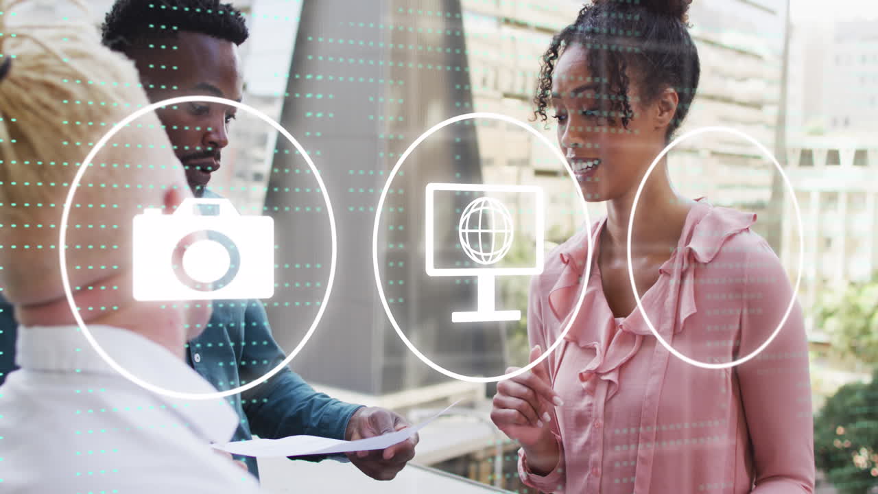 animación de iconos y procesamiento de datos sobre diversas personas de negocios en la oficina