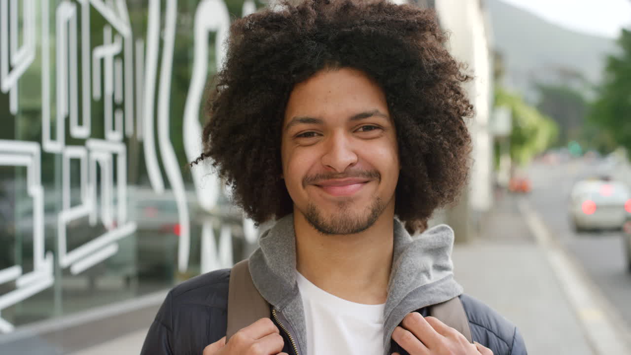 Ritratto di un giovane uomo spensierato con capelli afro