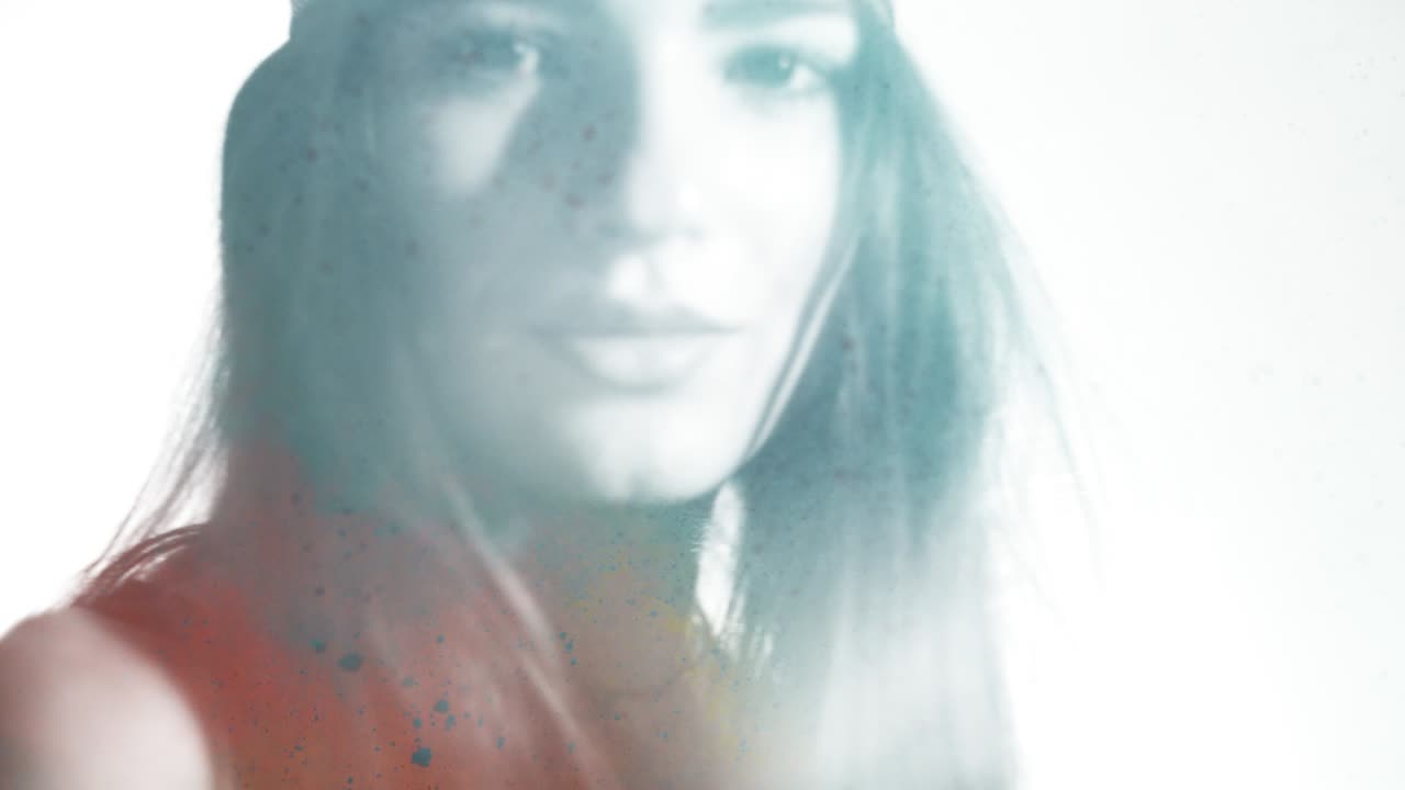 chica boho bailando frente a la doble exposición de polvo de holi