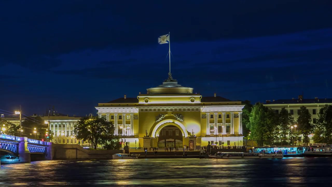 Cais do rio Neva com edifício iluminado do Almirantado e Ponte do Palácio em timelapse hyperlapse durante a noite branca. São Petersburgo, Rússia. Reflexo na água