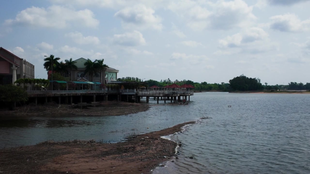 Esplora Cong Vien ven ho Ba To a Vung Tau, Vietnam. Il video mostra vedute di acqua e terra. Nota gli edifici locali e l'ambiente naturale intorno al luogo.