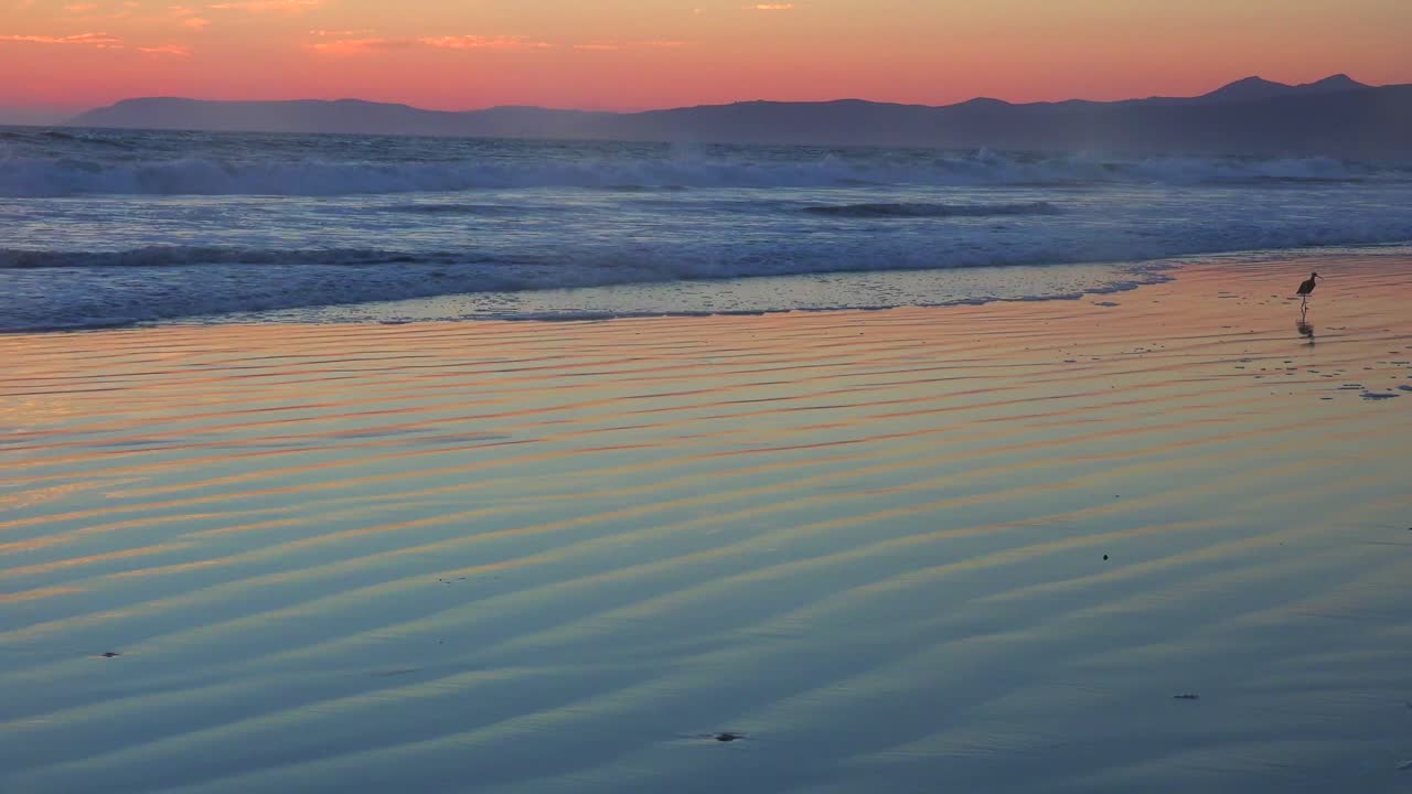 캘리포니아 1번 고속도로를 따라 일몰의 아름다운 해변 장면