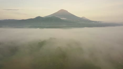 Vista-A-La-Montaña-Desde-El-Pueblo-De-Payaman,-Secang,-Magelang