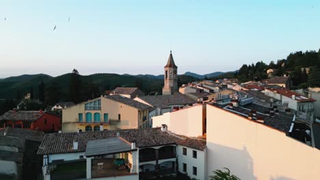 Drone-Aéreo-Sobre-El-Pequeño-Pueblo-De-Viladrau-En-La-Comarca-Rural-Europea-De-Osona,-Cataluña,-Antigua-Arquitectura-Tradicional,-Colinas-Y-Horizonte