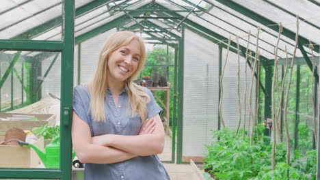 Retrato-De-Una-Mujer-Cultivando-Verduras-Parada-En-La-Puerta-Del-Invernadero-Y-Con-Los-Brazos-Cruzados