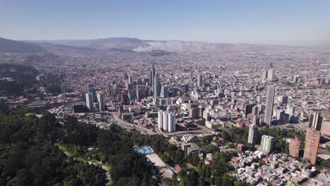 Vista-Aérea-Acercándose-Al-Centro-De-La-Ciudad-De-Bogotá,-Día-Soleado-En-Colombia