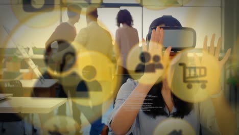 animación de iconos de redes sociales y procesamiento de datos sobre mujer de raza mixta que usa auriculares vr