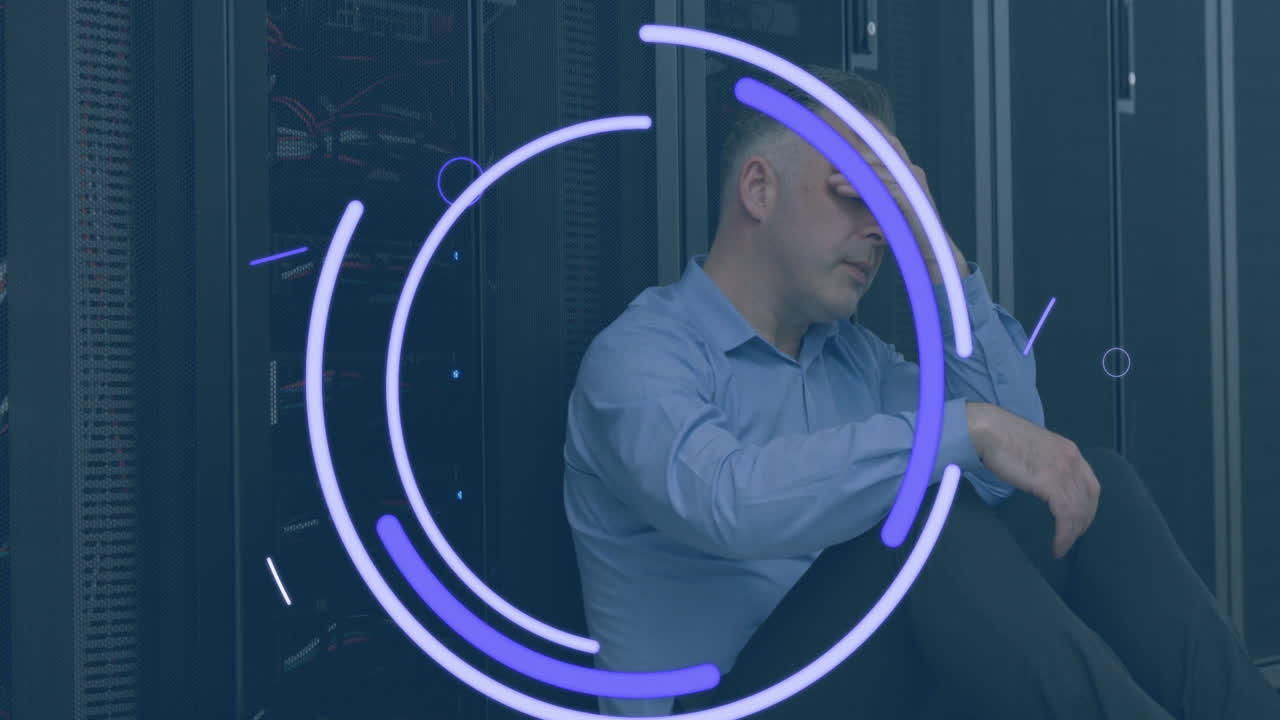 animación de formas violetas y ojo sobre hombre caucásico estresado sentado en los servidores