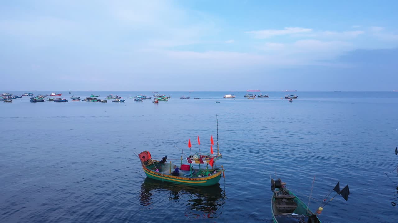 작은 베트남 어선 위의 공중 비행은 바다에서 밤을 보낸 후 해안으로 돌아옵니다.