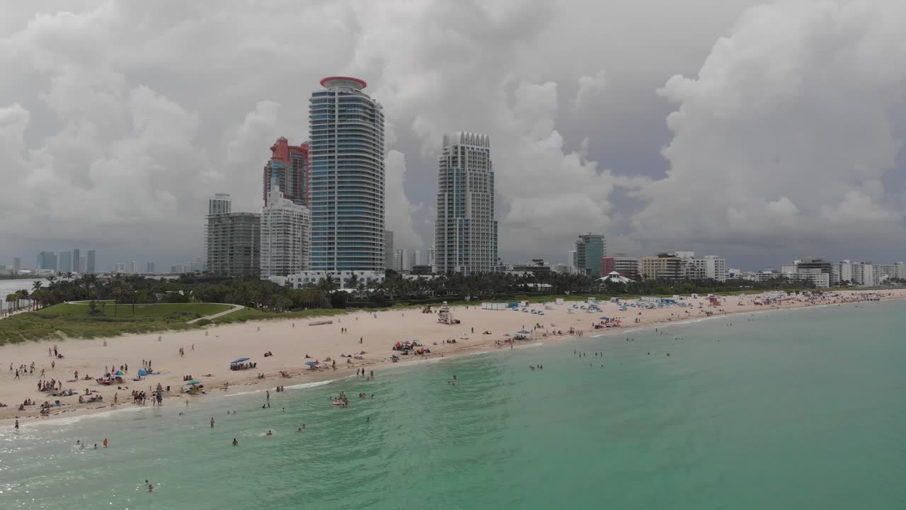 인기 있는 해변과 부두가 있는 해안가 스카이라인의 공중 전망