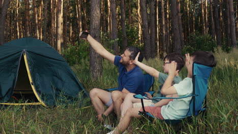 padre con hijos en el campamento