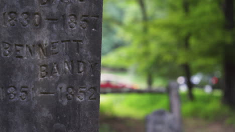 lápida en un antiguo cementerio