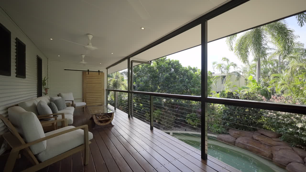 terraza de madera lujosa ambientación al aire libre con mesa, sillas y sofá