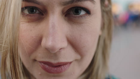 retrato de cerca de una hermosa mujer rubia sonriendo a la cámara ojos bonitos mirando confiados cuidado de la piel cámara lenta