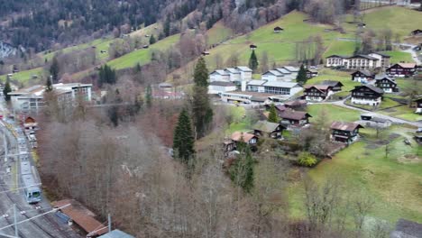 Suiza--Lauterbrunnen--Tren-rail-cottage-4k--Imágenes-De-Drones