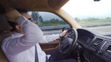 el hombre de negocios está conduciendo un coche.