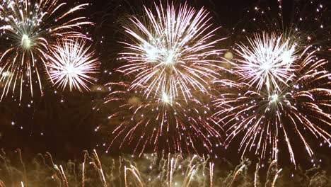 Buntes-Feuerwerk-Explodiert-Am-Nachthimmel.-Feiern-Und-Events-In-Leuchtenden-Farben.